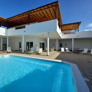 https://villa-lanzarote-puerto-calero.in-canary-islands.com
